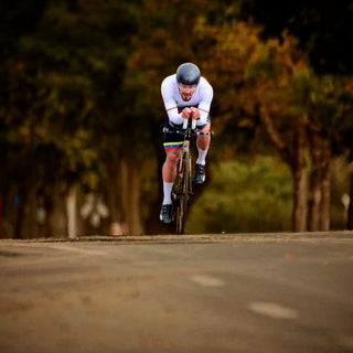 How to Choose Between a Gravel Bike and a Road Bike for Beginners?